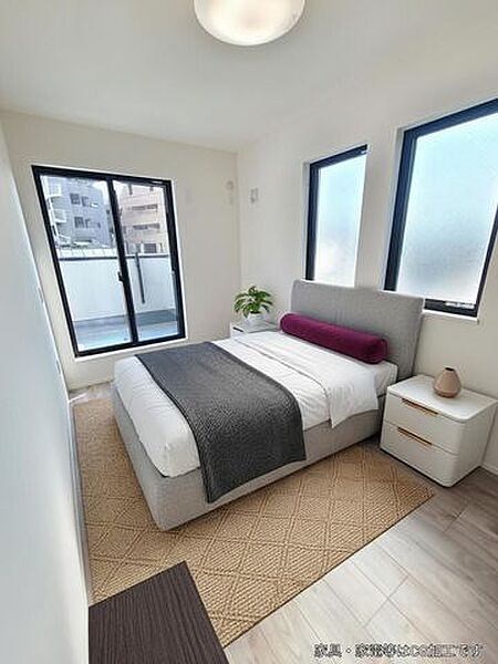 大きな窓から差し込む朝の光は、柔らかなカーテン越しに部屋の隅々まで行き渡り、心地よい目覚めを約束してくれます。