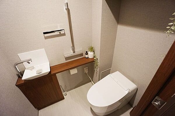 清潔感があり、お掃除がしやすいトイレです。必要最低限の収納スペースも付いています。
