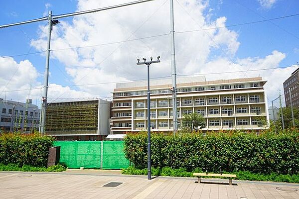 中野区立中野中学校 徒歩13分。 970m