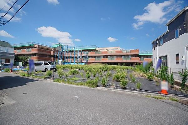 現地は建蔽率40％・容積率80％の低層住居エリア。建物の間隔にゆとりがあり、開放感のある住環境です。