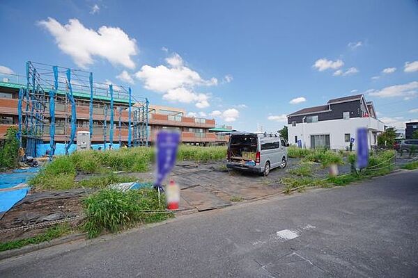 前面道路は公道約4.0mで車の出入りもスムーズ