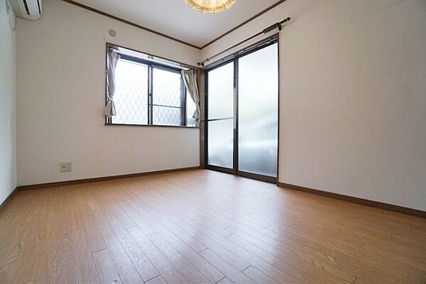 2方向の窓から心地よい光が舞い込む洋室6.5帖は、子供部屋にもおすすめ。ベッドや学習机を置いてもゆとりがある広さです。明るく閉塞感のないのびのびとした空間が、お子様の健やかな成長を優しく支えます。