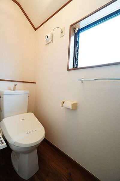 清潔感があり、お掃除がしやすいトイレです。必要最低限の収納スペースも付いています。