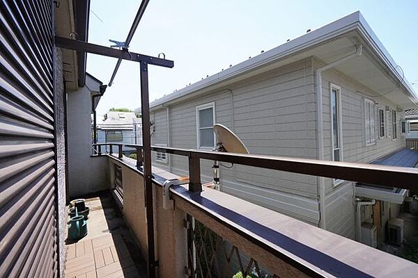 陽光がたっぷり降り注ぐ南向きのバルコニーです。便利な物干し金物が備え付けられており、毎日の洗濯も快適にこなせます。余計な遮蔽物のないシンプルな空間は使い勝手も良く、日々の暮らしに心地よい光を届けます。