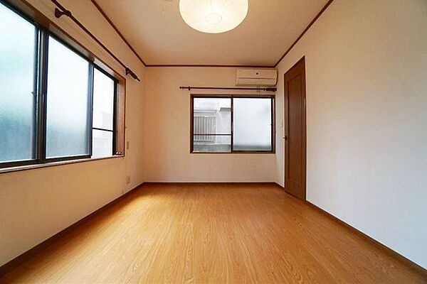 主寝室にもおすすめのゆとりある7.5帖の洋室。衣類をまとめて収納できる大型ウォークインクローゼットが魅力です。空室になり広さが一層際立つ空間。大切に使われてきた状態の良さをぜひ現地でご覧ください。