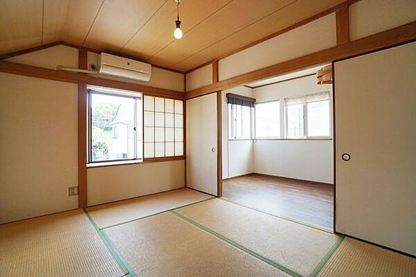 2階ＬＤＫの横に配された和室6帖。引き戸を常に開放してリビングの一部として広々と使うことも、閉め切って客間や寝室として独立させることも自由自在です。暮らしのシーンに合わせて柔軟に変化する万能な空間。