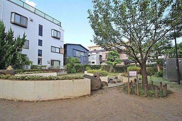 旭丘なかよし緑地 徒歩8分。 570m