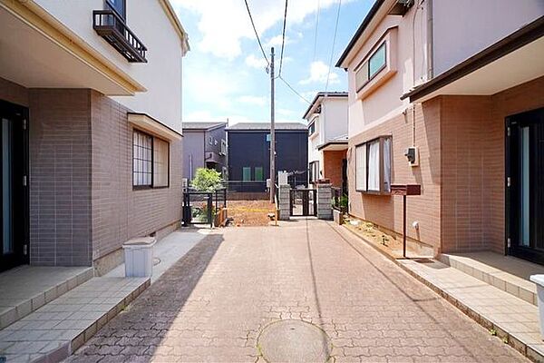 物件周辺は車通りが少なく、静かで落ち着いた雰囲気の住宅地になっています。