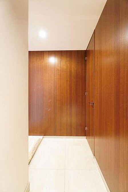 壁面と一体化した美しい木調の扉。無駄のない意匠が、すっきりとした空間を演出しています。