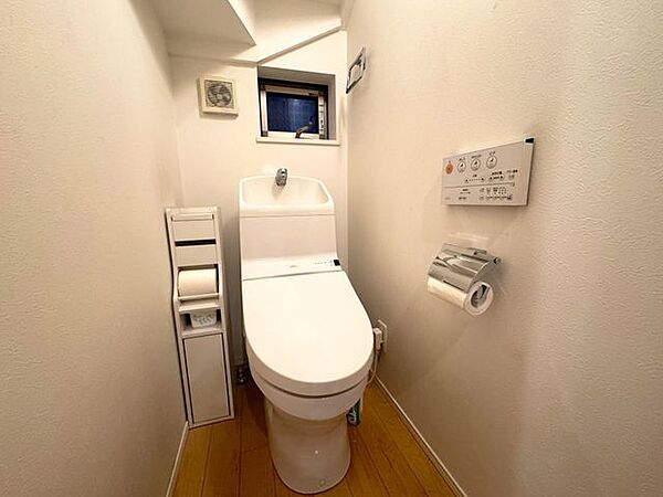 トイレの小窓からも光が入ります。落ち着く空間なのでごゆっくりどうぞ。
