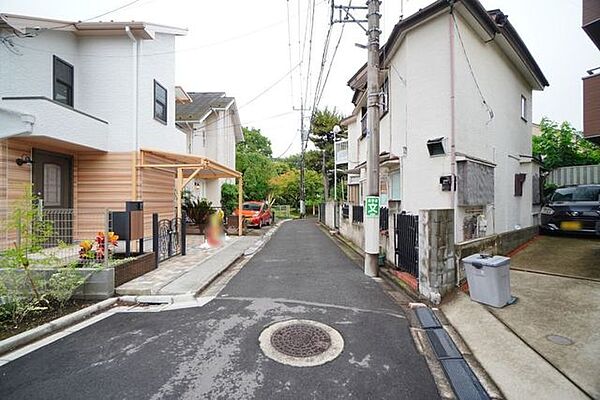周辺は第一種低層住居エリアの落ち着いた住宅地。低層住宅が多く空が広く見渡せる開放感のある住環境です。