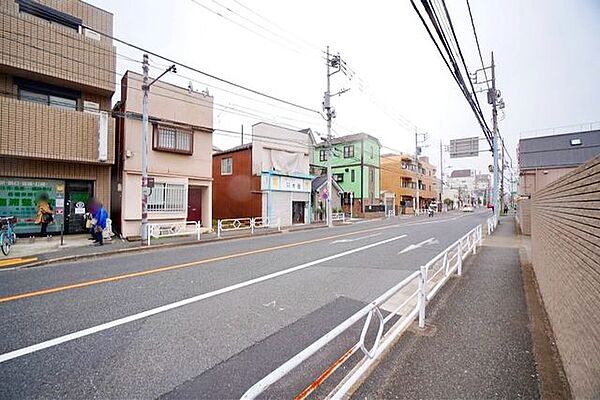 きれいに整備された前面道路。敷地の前が整っていると気持ちが良いですね。
