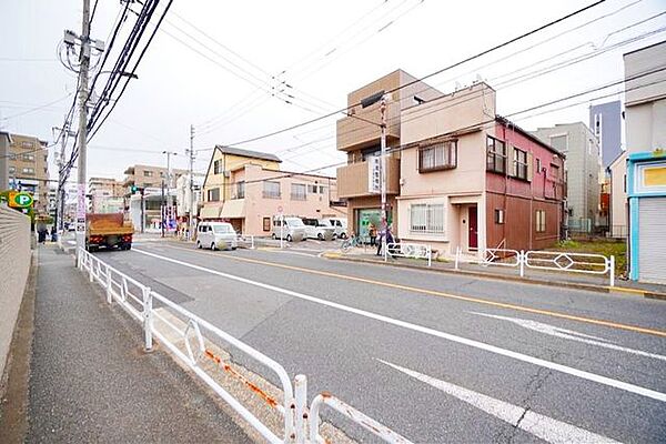 道路幅が広く、街灯も整備された明るい前面道路。夜間でも女性やお子様が安心して通行できます。