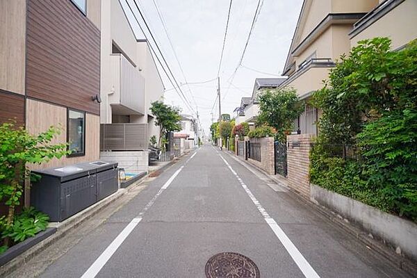 周辺は第一種低層住居専用地域。住環境に配慮され、生活のしやすさに重点をおいた閑静な住宅地です。