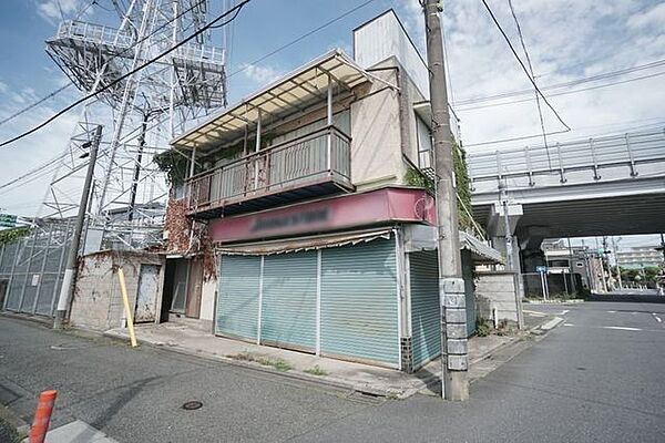 南側に通路が入っている開放的な立地。隣接地の状況が土地にプラスの価値を与える理想的な物件です。