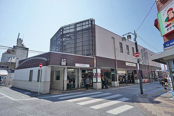 千歳烏山駅(京王線) 徒歩12分。昔の地名の千歳村と烏山村が駅名の由来。駅前に広がる「えるもーる烏山」は日本で初めてスタンプカードを導入した商店街です。お店のジャンルも充実し、単身者からファミリーま…