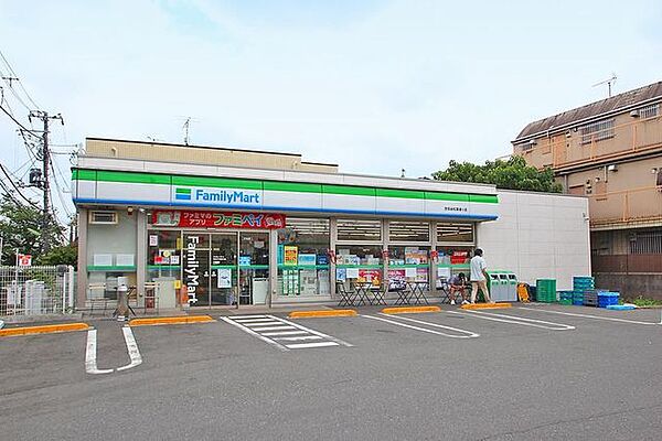 ファミリーマート世田谷松葉通り店 徒歩1分。 80m