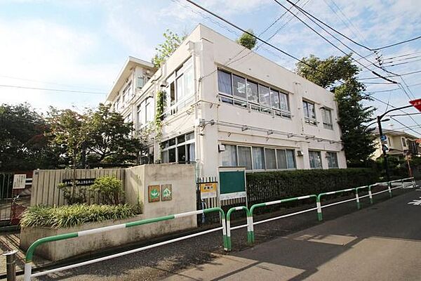新宿区立落合第六小学校 徒歩10分。 730m