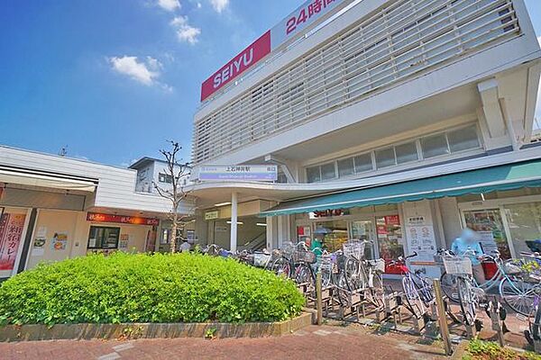 上石神井駅(西武 新宿線) 徒歩6分。駅前にはスーパー「西友」や商業施設が多く暮らしやすい。西武新宿行きの始発駅なのでゆっくり座って通勤することも可能。吉祥寺駅・西荻窪駅へのバス便も多く、中央線・井…