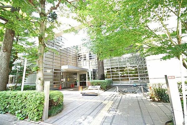杉並区立中央図書館 徒歩9分。 710m