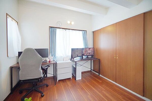 2方向から光が入る明るい洋室。外からの目線が気にならず、リラックスできるお部屋です。