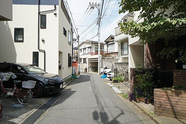 世田谷線沿い特有の下町らしい雰囲気も散見する住宅街。お車の往来も勿論可能です。