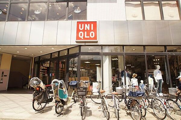 ユニクロ世田谷上町店 徒歩3分。 240m