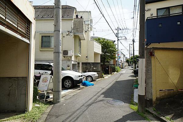 周辺は閑静な住宅街。駅近ですが、人通りも少なく安心です。