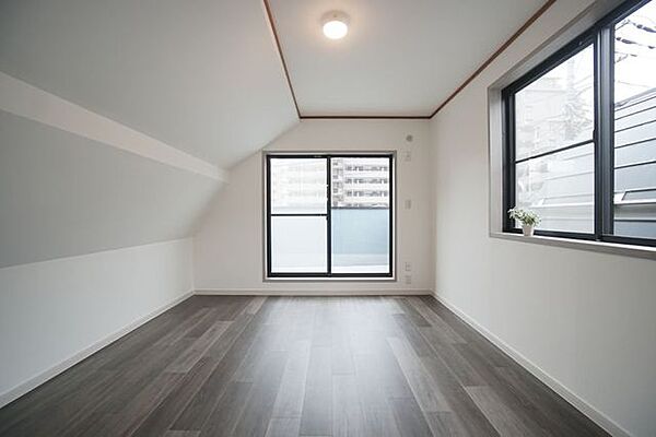陽当たりの良い3階の洋室。陽当たりと風通しに恵まれた気持ちいいお部屋です！