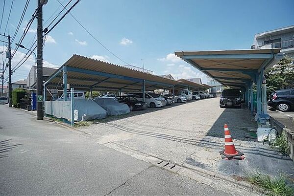小学校や郵便局、スーパーが近くにあるのも安心。