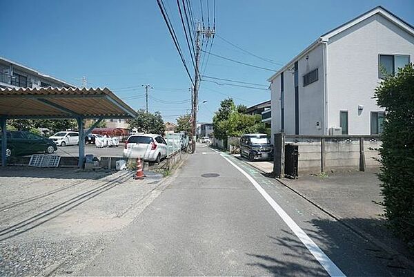 物件周辺は車通りが少なく、静かで落ち着いた雰囲気の住宅地になっています。