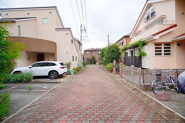 周辺は第一種低層住居エリアの落ち着いた住宅地。低層住宅が多く空が広く見渡せる開放感のある住環境です。