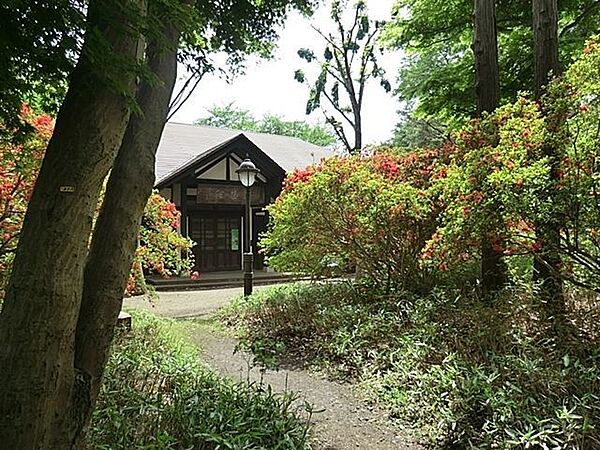浴恩館公園 徒歩10分。 740m