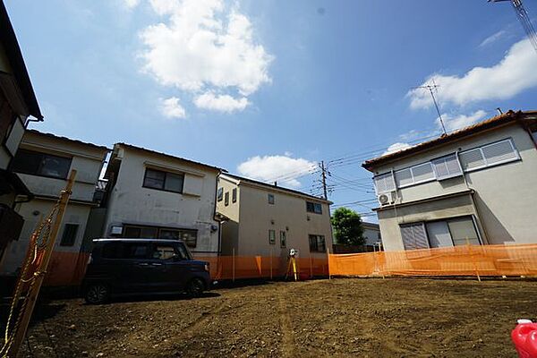 青空が広がる開けた空感と明るい陽差しが印象的な現地写真です。第一種低層住居専用地域ならではの穏やかで落ち着いた空気が漂う住環境です。