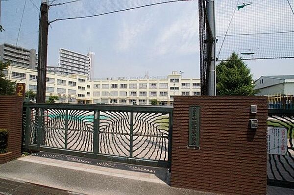 中野区立中野本郷小学校 徒歩11分。 810m