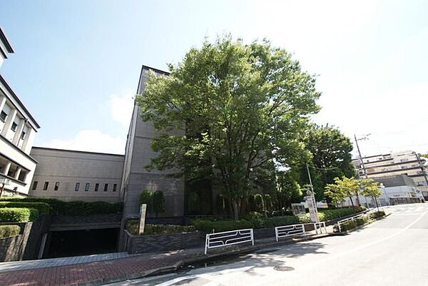 立正佼成会付属佼成図書館 徒歩12分。 910m