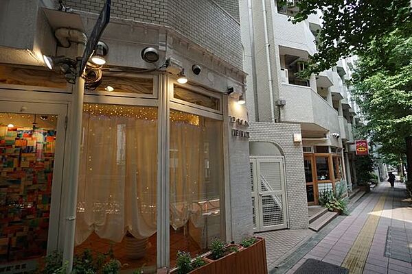マンションの1階にも色々な魅力的な店舗がございますよ♪