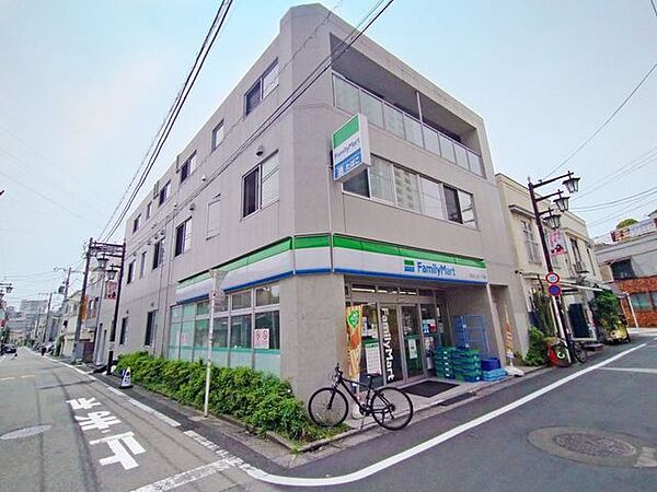 ファミリーマート世田谷上馬一丁目店 徒歩3分。 240m