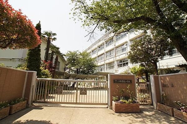 世田谷区立三軒茶屋小学校 徒歩9分。 680m