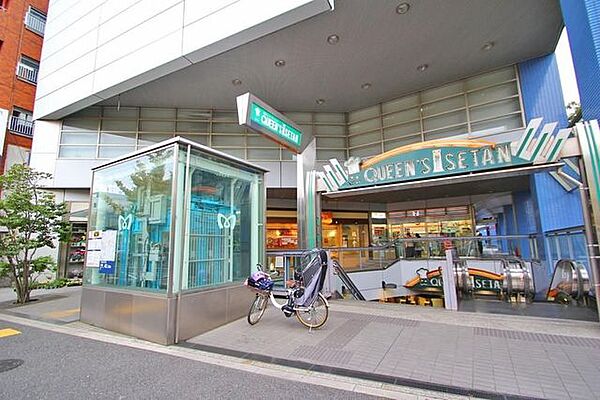 クイーンズ伊勢丹新高円寺店 徒歩5分。 340m
