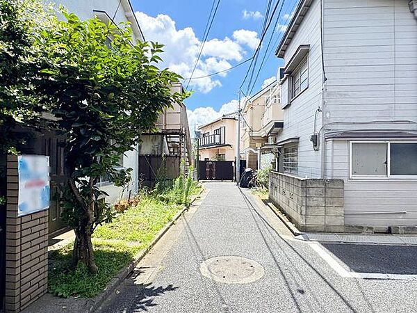 物件周辺は車通りが少なく、静かで落ち着いた雰囲気の住宅地になっています。