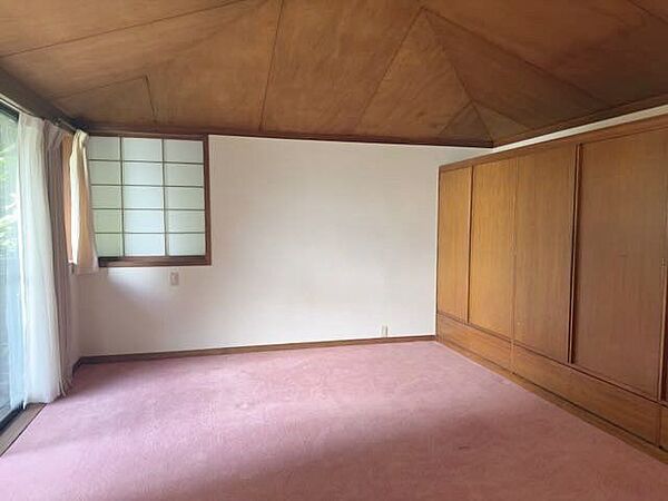 和と洋が心地よく融合した落ち着きあるデザインで、朝は障子やカーテン越しに柔らかな自然光が室内を満たします。