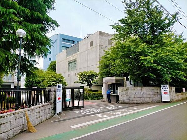東京経済大学図書館 徒歩4分。 280m