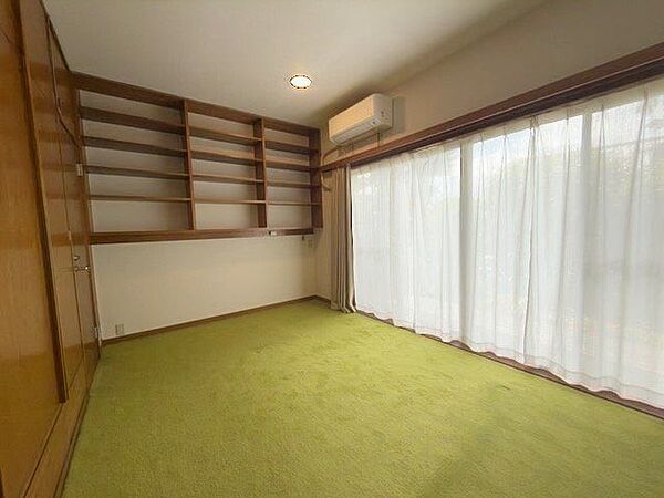 壁面いっぱいの収納と大きな窓がもたらす開放感が、日々の暮らしに心安らぐ時間を与えてくれます。
