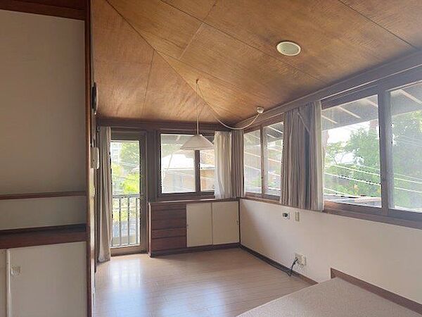天井には木の質感を活かした温かみのある板張りが施され、勾配天井がゆとりある高さ感を創出。