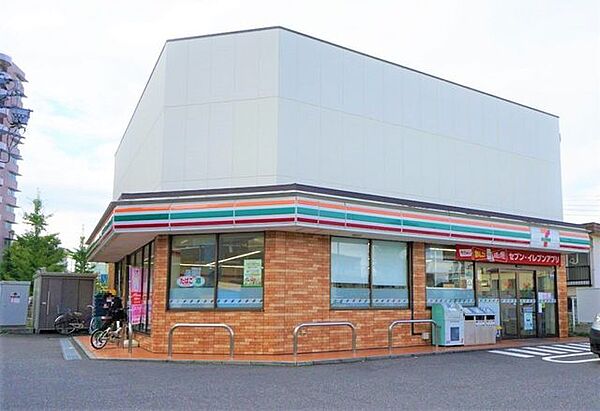 セブンイレブン足立千住曙町店 徒歩9分。 690m