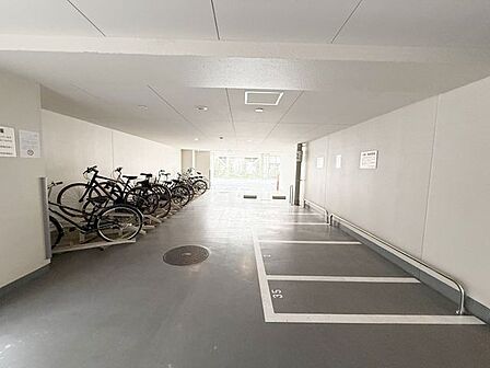 屋根付きで雨に濡れにくい広々とした駐輪場・バイク置場。防犯カメラも設置されており安心して保管できます。