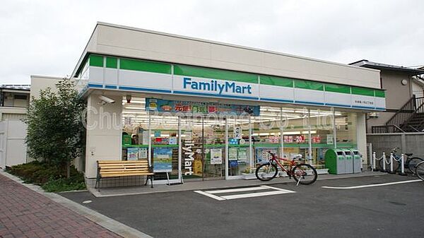 ファミリーマート杉並堀ノ内三丁目店 徒歩1分。 20m