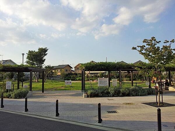 境南中央公園 徒歩13分。 1010m