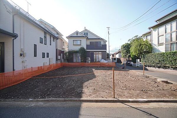 間口が広い理想的な土地形状です。現況更地ですので早めのお引渡しにも対応可能です。